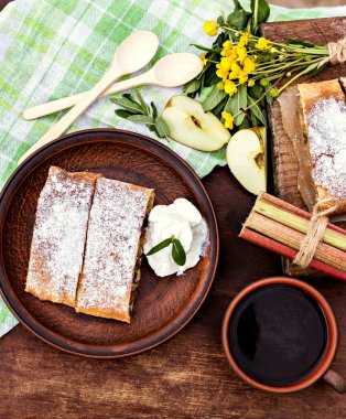 Elma, Ravent ve nane ile Strudel. 