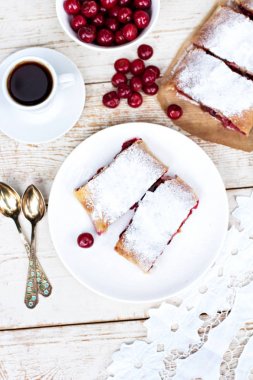 Bir kiraz ile meyveli turta. Vişneli tart.