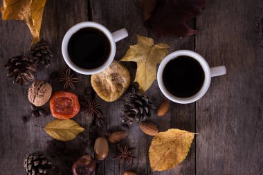 Bir fincan kahve espresso ve sonbahar yaprakları ile. 