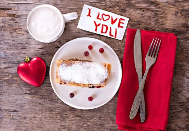 meyveli turta ve Sevgililer günü dekor