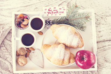 kahve ve kruvasan ile bir tepsi. 