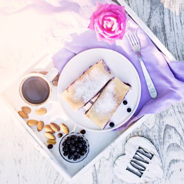 Yaban mersini ile meyveli turta. Pasta, meyveli turta çilek ile.