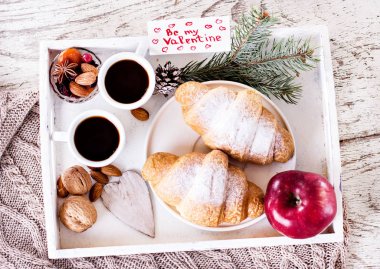 kahve ve kruvasan ile bir tepsi. 