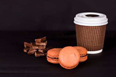 Çikolatalı bademli kurabiye ve kahve ile bir kağıt bardak