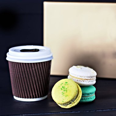 Bademli kurabiye kutusu ve bir buket laleler ve karanlık bir arka plan üzerinde metin için bir kart. 