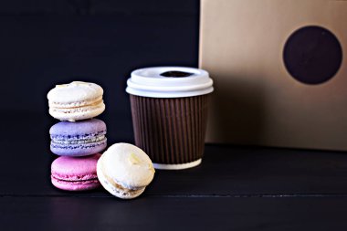 Bademli kurabiye kutusu ve bir buket laleler ve karanlık bir arka plan üzerinde metin için bir kart. 