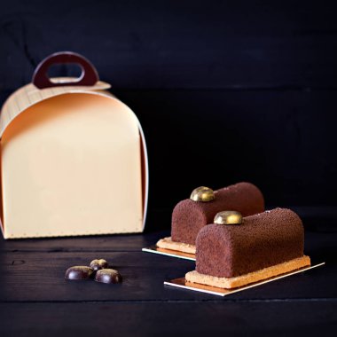 Çikolatalı kek, Espresso kahve ve metin için bir kart 