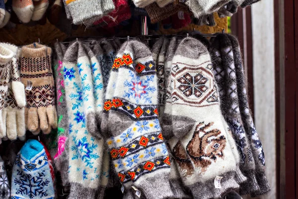 Gestrickte Handschuhe und Socken mit bunten Ornamenten zum Verkauf auf dem Markt — Stockfoto