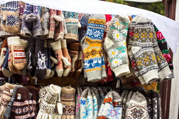 Gestrickte Handschuhe und Socken mit bunten Ornamenten zum Verkauf auf dem Markt — Stockfoto