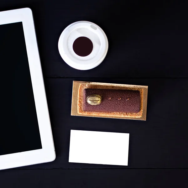 Bolo de chocolate, café expresso e um cartão para o seu texto — Fotografia de Stock
