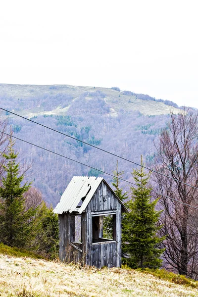 Casa de madeira na floresta, nas montanhas . — Fotografia de Stock
