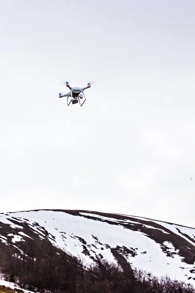 El dron con la cámara profesional toma fotos —  Fotos de Stock