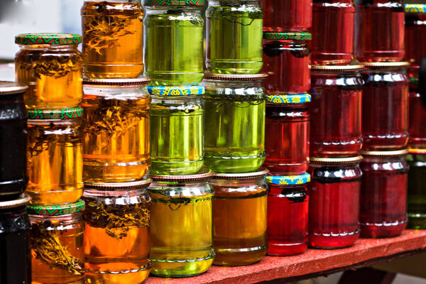 Разноцветный мед в банке на прилавке
.