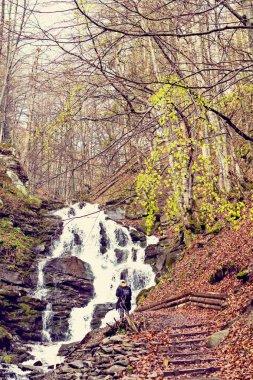 Güzel Shypit Waterfal ve kayalar yosun kaplı. 