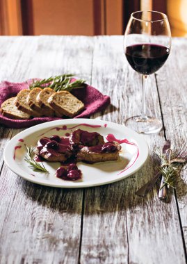 Et tatlı bir sos ve bir kadeh kırmızı şarap ile.