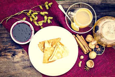 Reçel ve bitki çayı ile Pancakes.