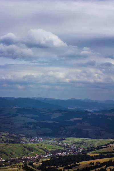 Vistas nas montanhas. Paisagem nas montanhas . — Fotografia de Stock