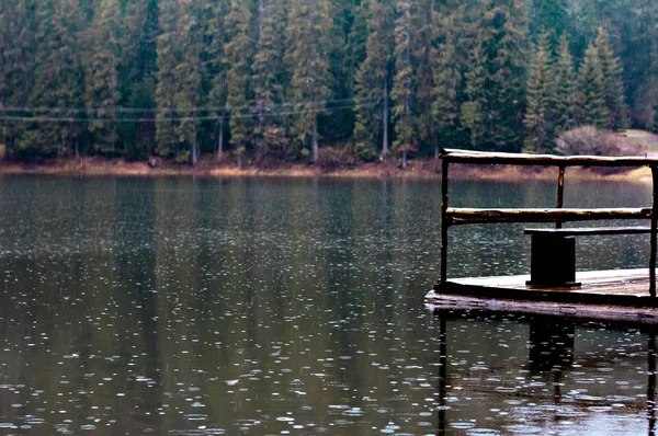 Floß auf dem See im Regen. — Stockfoto