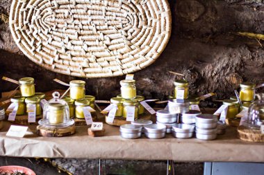 Bir raf Eko store, ev yapımı mum ve sabun.