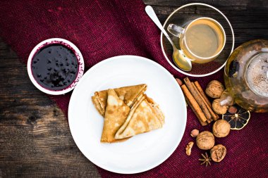 Reçel ve bitki çayı ile Pancakes.