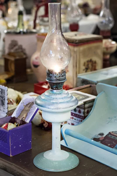 Lampa naftowa starożytnych. Vintage store. — Zdjęcie stockowe
