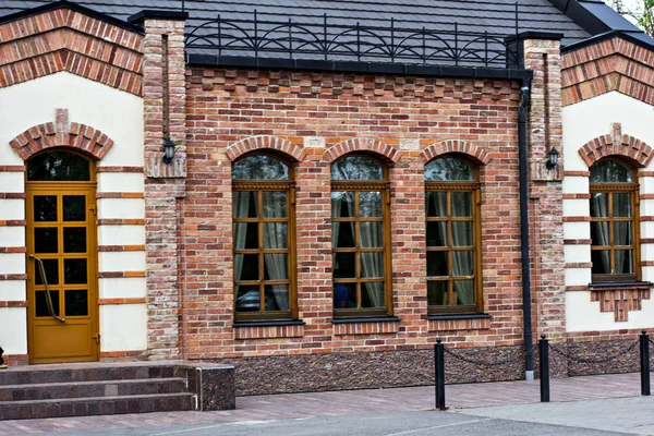 Красивый фасад кирпичного здания с большими окнами — стоковое фото