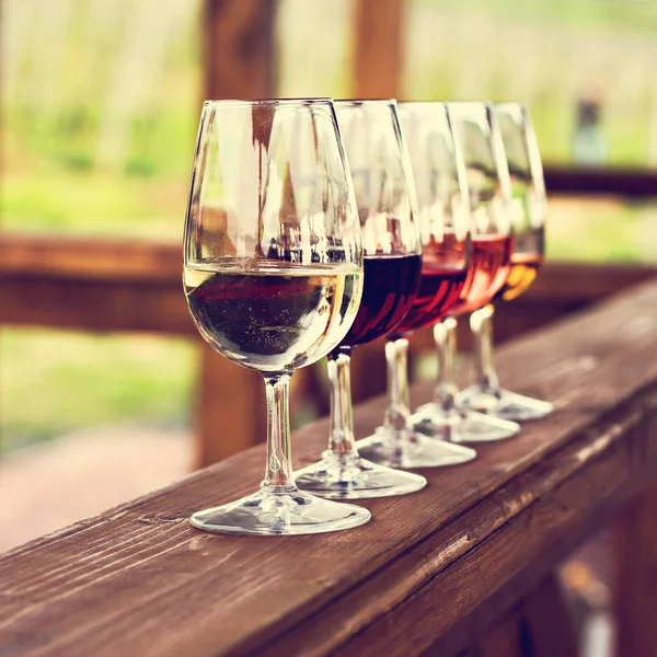 Glasses with wine. Red, pink, white wine in glasses. — Stock Photo, Image