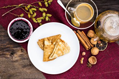 Reçel ve bitki çayı ile Pancakes.