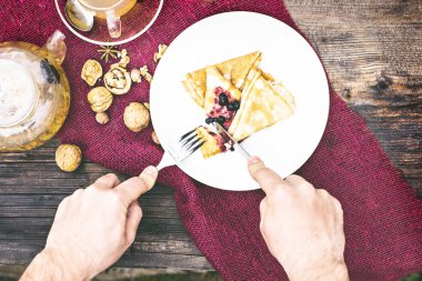 Reçel ve bitki çayı ile Pancakes.