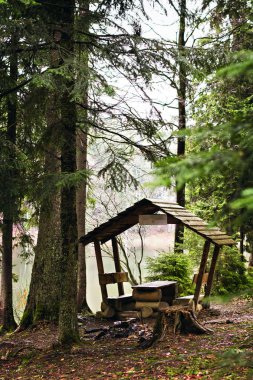 Dinlenmek için bir çardak göle yakın bir yer