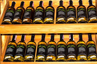 Şarap şarap deposunda raflara.