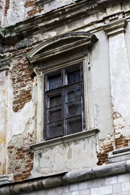 Eski bir ev bir pencerede.. 