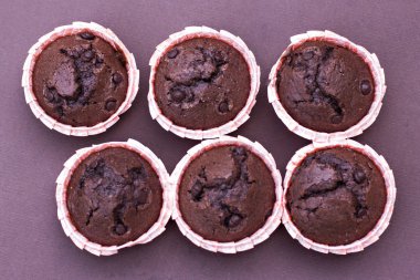 Masanın üzerine çikolata capcake.