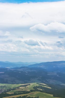 Dağlarda kez izlendi. Dağlarda manzara. 