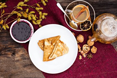 Reçel ve bitki çayı ile Pancakes.