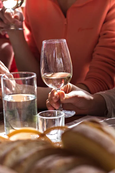 Una copa de vino blanco en la mano de una mujer. Degustación de vinos . —  Fotos de Stock