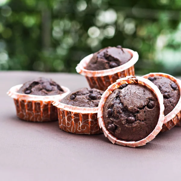 Capcake al cioccolato sul tavolo . — Foto Stock