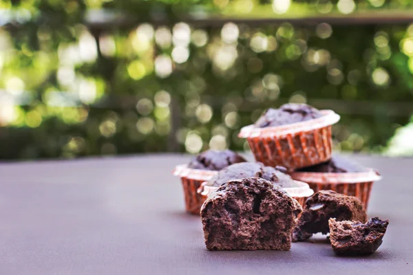 Capcake al cioccolato sul tavolo . — Foto Stock