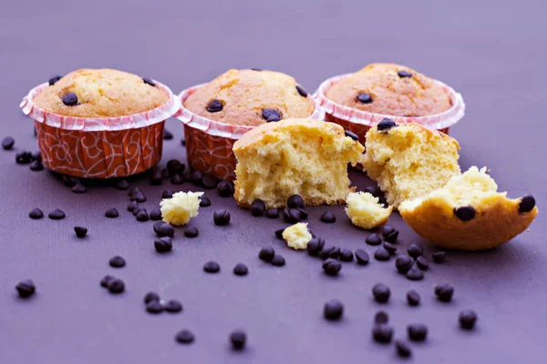 Domácí vanilkový cupcakes s kapkami čokolády. — Stock fotografie