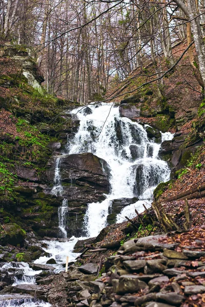 Schöne Shypit-Wasserfälle und mit Moos bedeckte Felsen. — Stockfoto