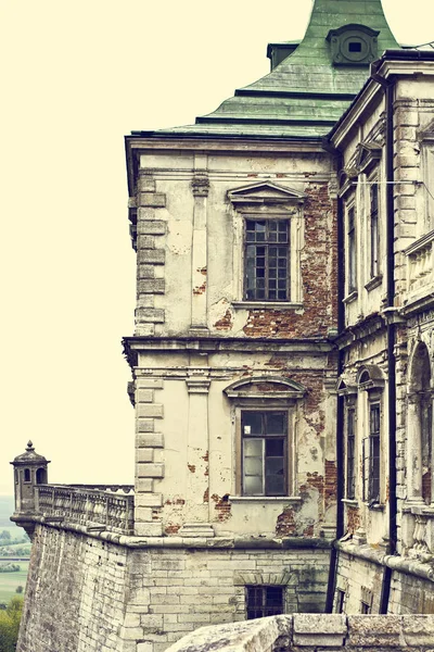 Antiguo castillo. Castillo Podgoretsky. Elementos de la arquitectura del antiguo castillo . — Foto de Stock