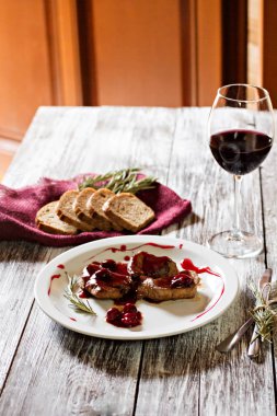 Et tatlı bir sos ve bir kadeh kırmızı şarap ile.
