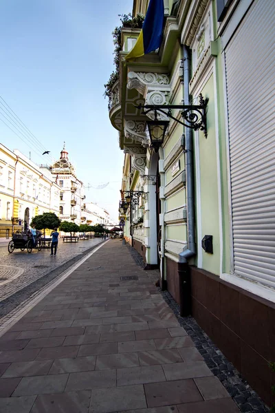 Центральная улица города Черновцы, улица Кобылянская . — стоковое фото