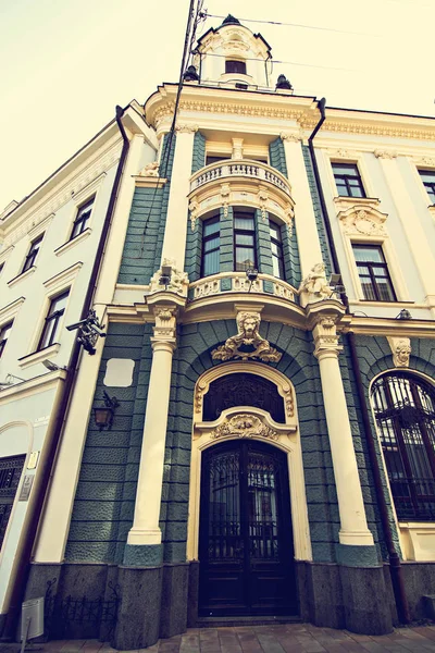 A rua central da cidade de Chernovtsy, rua Kobylianskaya . — Fotografia de Stock