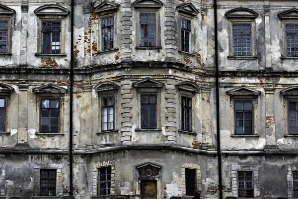 Velho castelo. Castelo de Podgoretsky. Elementos da arquitetura do antigo castelo . — Fotografia de Stock