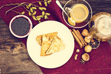 Reçel ve bitki çayı ile Pancakes.