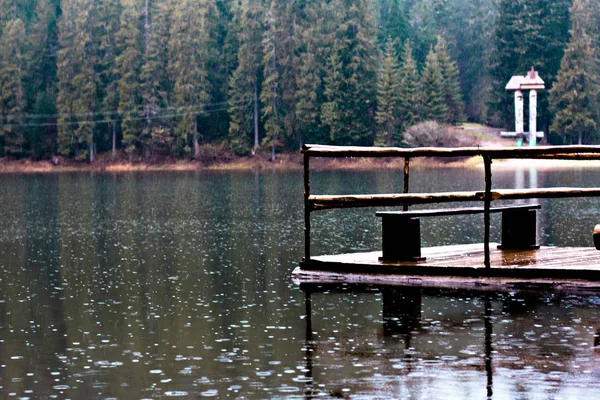 Tratwa na jeziorze w deszczu. — Zdjęcie stockowe