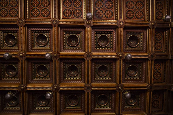 Salles intérieures dans le beau bâtiment historique de l'université nationale de Tchernivtsi — Photo