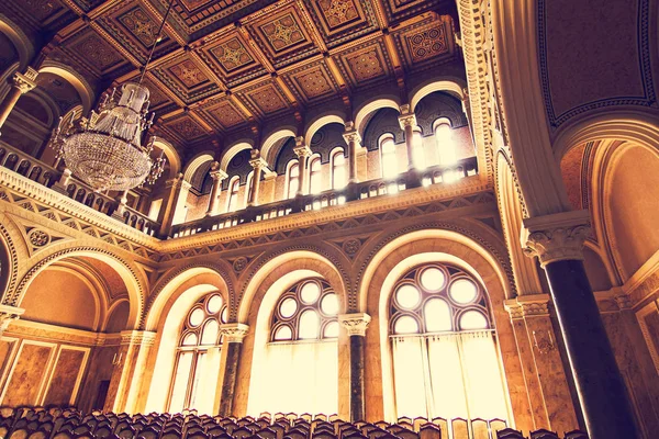 Внутренние залы в красивом историческом здании Черновицкого национального университета — стоковое фото
