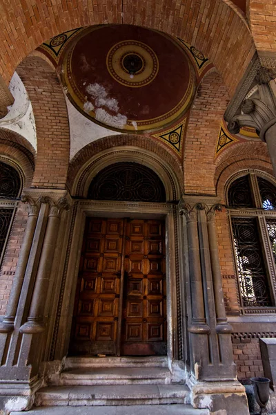 Colonne, elementi costruttivi a Chernivtsi Università . — Foto Stock